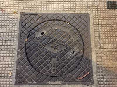 L�altro tombino particolare si trova in viale Salandra, ad angolo con via Capruzzi, nel quartiere Picone. Si tratta di una lastra reticolata in ghisa diversa da tutte quelle incontrate fino ad ora. Sopra � incisa la solita immagine fascista, ma nel rombo centrale c�� anche una stella a cinque punte: il simbolo della Repubblica italiana